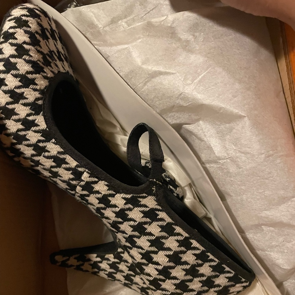 Wide houndstooth fabric